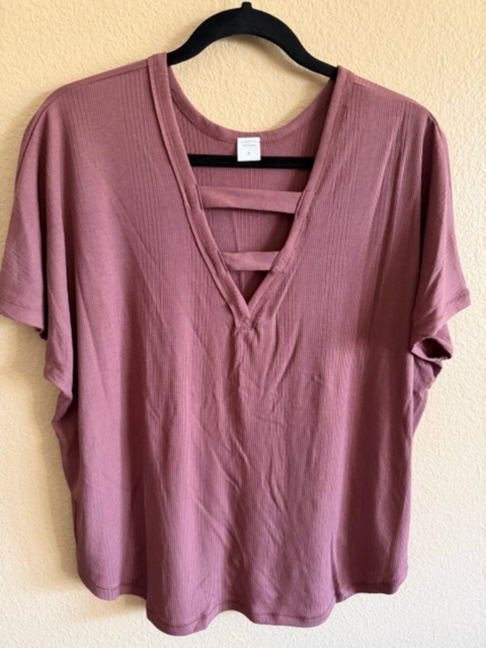 White Crow Dusty Rose top short sleeve v-neck L
